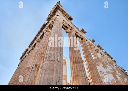 Athen, Griechenland - 2. März 2024: Ruinen des Parthenon-Tempels auf der Akropolis von Athen. Sie ist der Göttin Athena gewidmet Stockfoto