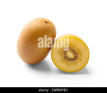 Ganze und halbierte reife goldene Kiwi isoliert auf weißem Hintergrund. Kiwi mit gelb saftigem süßem Fruchtfleisch (Actinidia chinensis). Stockfoto