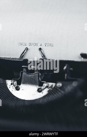 ES WAR EINMAL, wenn man Wörter auf eine Vintage-Schreibmaschine geschrieben hat. Nahaufnahme. Antike Schreibmaschine. Stockfoto