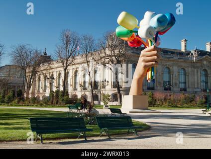 Tulpenbouquet Metallskulptur von Jeff Koons in Einem Garten an den Champs Elysee in der Nähe des Petit Palais Museums, Paris, Frankreich Stockfoto