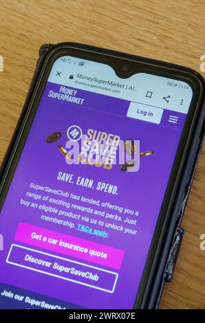 Money Supermarket Website auf einem Smartphone Stockfoto