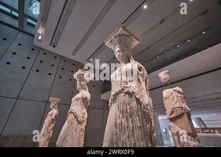 Athen, Griechenland - 2. März 2024: Originale Karyatidenstatuen im Inneren des modernen Akropolis-Museums mit antiken griechischen Funden Stockfoto