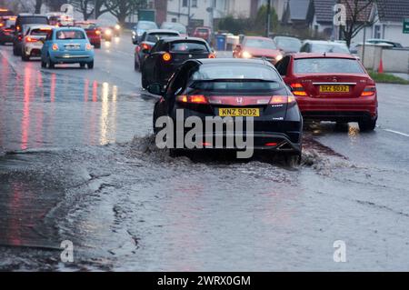 Belfast, Vereinigtes Königreich 14 03 2024 Wetterüberflutung in Großbritannien verursacht Verkehrsverzögerungen an der Kreuzung zwischen Boucher Road und Stockmans Lane. Belfast Northern Ireland Credit: HeadlineX/Alamy Live News Stockfoto