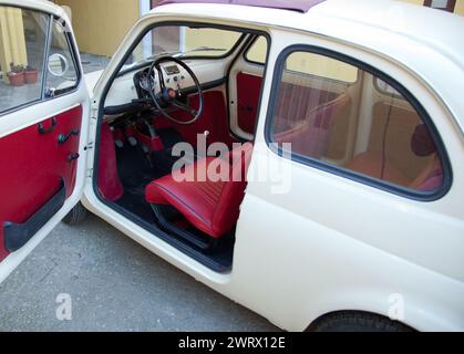 Florenz, Italien - 12. Januar 2012: Fiat 500 war einer der meistproduzierten europäischen Autos. Seitenansicht mit offener Tür. Stockfoto