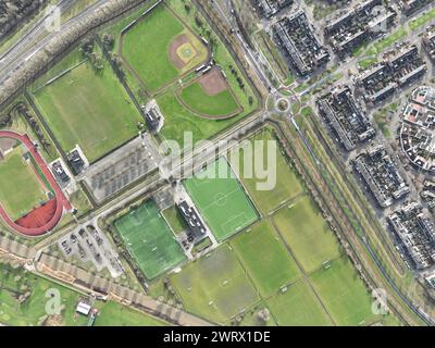 Amateursportplatz, Top-Down-Luftbilder, Umrisse verschiedener Arten von Sportplätzen. Übersicht über komplexe Einrichtungen. Niederlande. Stockfoto
