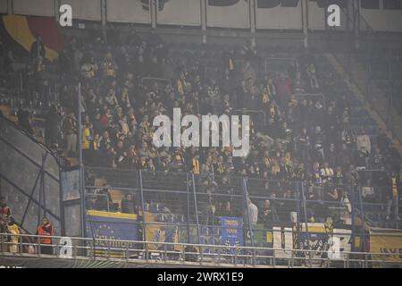 Istanbul, Türkei. März 2024. Die Fans der Union wurden am Donnerstag, den 14. März 2024, in Istanbul, der Türkei, bei einem Fußballspiel zwischen dem türkischen Verein Fenerbahce SK und dem belgischen Verein Royale Union Saint Gilloise, dem Rückspiel der UEFA Conference League 1/8, in Istanbul, dargestellt. BELGA FOTO LAURIE DIEFFEMBACQ Credit: Belga News Agency/Alamy Live News Stockfoto