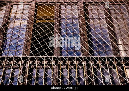 Balkon mit Schutznetz bei der Restaurierung eines Gebäudes in der Altstadt von Orihuela Stockfoto