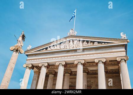 Athen, Griechenland - 03. März 2024: Architektonische Details der Akademie von Athen, auf den Säulen sind Göttin Athena und Apollo zu sehen Stockfoto