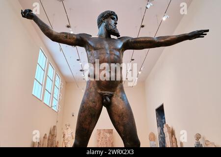 Athen, Griechenland - 03. März 2024: Bronzestatue von Zeus oder Poseidon. Stammt aus der frühen klassischen Zeit 460 v. Chr., nationales Archäologisches Museum von Athen Stockfoto