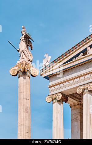 Athen, Griechenland - 03. März 2024: Architektonische Details der Akademie von Athen, auf den Säulen sind Göttin Athena und Apollo zu sehen Stockfoto