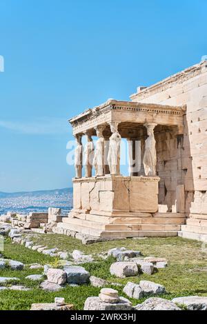 Athen, Griechenland - 2. März 2024: Sechs Karyatiden oder Karyatiden auf der Veranda des Erechtheion in Akropolis Stockfoto