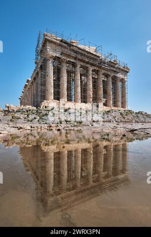 Athen, Griechenland - 2. März 2024: Ruinen des Parthenon-Tempels auf der Akropolis von Athen. Sie ist der Göttin Athena gewidmet Stockfoto