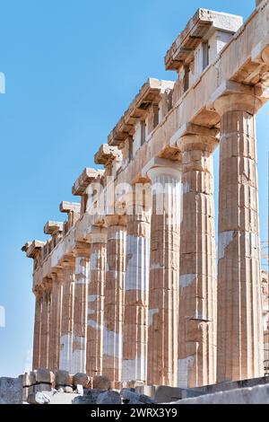 Athen, Griechenland - 2. März 2024: Ruinen des Parthenon-Tempels auf der Akropolis von Athen. Sie ist der Göttin Athena gewidmet Stockfoto