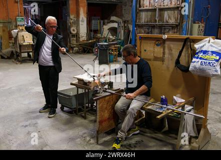 Insel Murano, Italien - 6. Oktober 2019: Herstellung von Murano-Glas in Glasbläserei. Glasmacher arbeiten mit geschmolzenem Glas, die venezianische Glaskunst herstellen. Glasherstellung in Venedig, Italien. Stockfoto