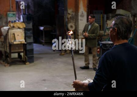 Insel Murano, Italien - 6. Oktober 2019: Herstellung von Murano-Glas in Glasbläserei. Glasmacher, der mit geschmolzenem Glas arbeitet und venezianische Glaskunst herstellt. Glasherstellung in Venedig, Italien. Stockfoto