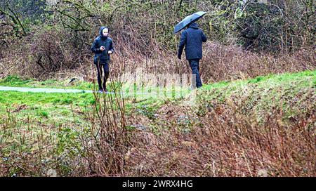 Glasgow, Schottland, Großbritannien. 14. März 2024: Wetter in Großbritannien: Regen in der Stadt sah starken Regen auf dem Forth und clyde Kanal in der Nähe der A82 Great Western Road. Credit Gerard Ferry/Alamy Live News Stockfoto