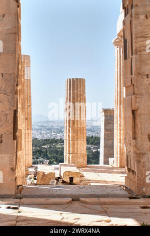 Athen, Griechenland - 02. März 2024: Architektonische Details der Propyläen auf der Akropolis von Athen Stockfoto