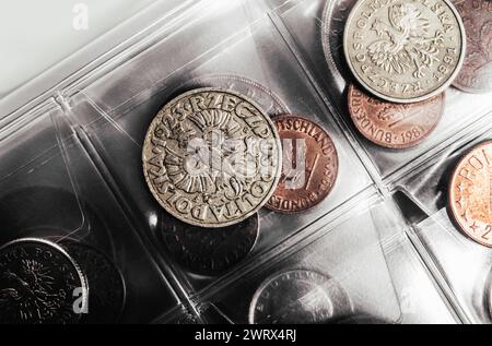 Foto der alten europener Münzsammlung auf Plastikhülle, Nahansicht. Stockfoto