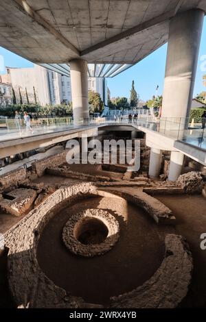 Athen, Griechenland - 2. März 2024: Eingang des neuen Akropolis-Museums und archäologischer Überreste in Athen. Entworfen von Bernard Tschumi Stockfoto