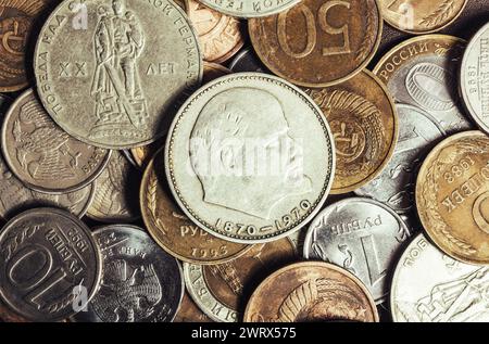 Foto der sowjetischen 1-Rubel-1970-Münze auf einem Stapel anderer sowjetischer Münzen. Stockfoto