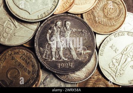 Foto der sowjetischen Silbermünze 1924 auf dem Stapel anderer sowjetischer Münzen. Stockfoto