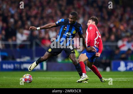 MADRID, SPANIEN - 13. MÄRZ: Marcus Thuram Mittelstürmer des FC Internazionale Milano tritt am 13. März 2024 im Civitas Metropolitano Stadion in Madrid im Achtelfinale Achtelfinale-Spiel der UEFA Champions League 2023/24 gegen den FC Internazionale Mailand um den Ball an. (Foto Von Francisco Macia/Foto-Player-Bilder) Stockfoto