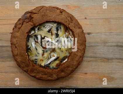 Traditioneller finnischer Roggenkuchen mit Räucherfleisch auf einem Holztisch Stockfoto