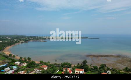 Ein Blick aus der Vogelperspektive auf die Küstenhäuser in der Nähe des Strandes Emilia Stockfoto