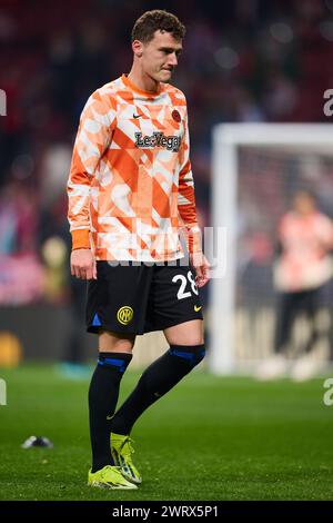 MADRID, SPANIEN - 13. MÄRZ: Benjamin Pavard Mittelverteidiger des FC Internazionale Milano wärmt vor dem Achtelfinale-Spiel der UEFA Champions League 2023/24 im zweiten Legspiel zwischen Atletico de Madrid und dem FC Internazionale Milan am 13. März 2024 im Civitas Metropolitano Stadium in Madrid auf. (Foto Von Francisco Macia/Foto-Player-Bilder) Stockfoto