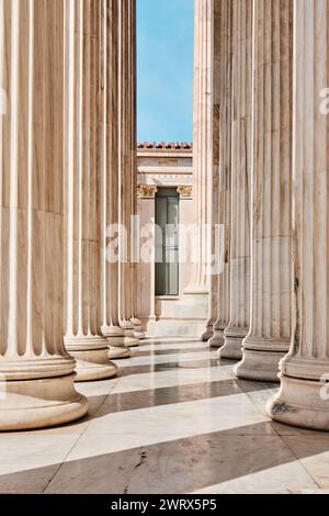 Athen, Griechenland - 03. März 2024: Architektonische Details der Akademie von Athen, auf den Säulen sind Göttin Athena und Apollo zu sehen Stockfoto