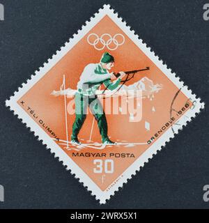 Gestempelte Briefmarke von Ungarn, die Biathlon, Olympische Winterspiele 1968 - Grenoble, um 1968 zeigt. Stockfoto