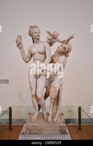 Athen, Griechenland - 03. März 2024: Marmorstatuengruppe von Aphrodite, Pan und Eros. Nationales Archäologisches Museum von Athen. Stammt aus dem Jahr 100 v. Chr Stockfoto