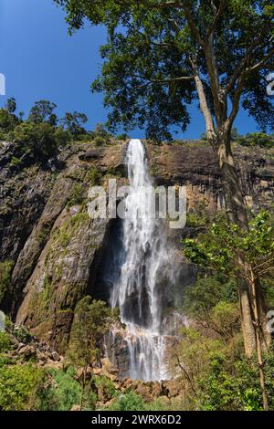 Ein sonniger Tag in den Wäldern mit einem malerischen Wasserfall, der über Felsen kaskadiert: Die Weligama Falls, Sri Lanka Stockfoto