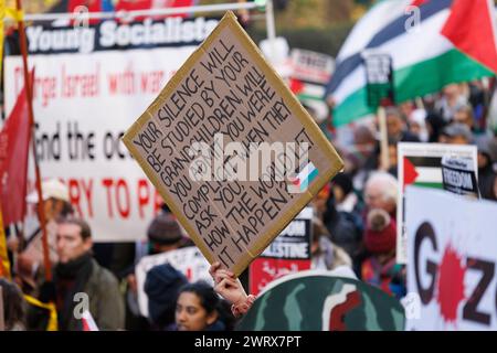 November 2023. Picadilly, London, Großbritannien. Nationalmarsch für Palästina. Großer marsch, der einen Waffenstillstand in Gaza fordert. Stockfoto