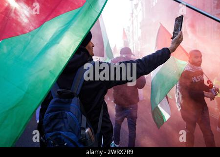 November 2023. Picadilly, London, Großbritannien. Nationalmarsch für Palästina. Großer marsch, der einen Waffenstillstand in Gaza fordert. Stockfoto