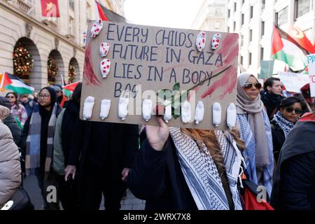 November 2023. Picadilly, London, Großbritannien. Nationalmarsch für Palästina. Großer marsch, der einen Waffenstillstand in Gaza fordert. Stockfoto