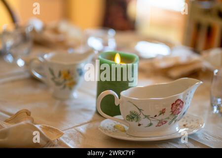 Ein Tisch mit einer Kerze und zwei Tassen drauf Stockfoto