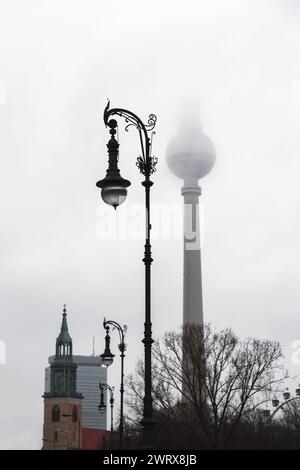 Einfacher Lampenpfosten isoliert auf weißer, deutscher Straßenlaterne Stockfoto