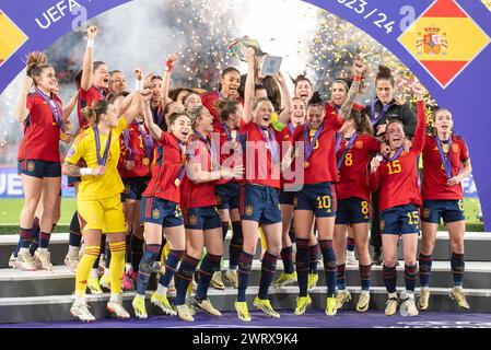 Irene Pareces (4) von Lifts Trophäe und Spanien feiert als Siegerin (Campeonas) der ersten UEFA-Frauenliga, die nach einem Frauenfußballspiel zwischen Spanien und Frankreich im Finale der UEFA Women's Nations League am Mittwoch, den 28. Februar 2024 in Sevilla, España, dargestellt wurde. FOTO Adelina Cobos Credit: Sportpix/Alamy Live News Stockfoto