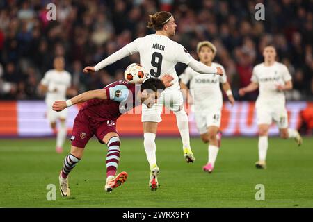 London Stadium, London, Großbritannien. März 2024. Europa League Football, Achtelfinale, Zweiter Leg, West Ham United gegen SC Freiburg; Konstantinous Mavropanos von West Ham United tritt um den Ball mit Lucas Holer vom SC Freiburg an Credit: Action Plus Sports/Alamy Live News Stockfoto