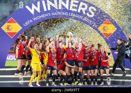 Irene Pareces (4) von Lifts Trophäe und Spanien feiert als Siegerin (Campeonas) der ersten UEFA-Frauenliga, die nach einem Frauenfußballspiel zwischen Spanien und Frankreich im Finale der UEFA Women's Nations League am Mittwoch, den 28. Februar 2024 in Sevilla, España, dargestellt wurde. FOTO Adelina Cobos Credit: Sportpix/Alamy Live News Stockfoto
