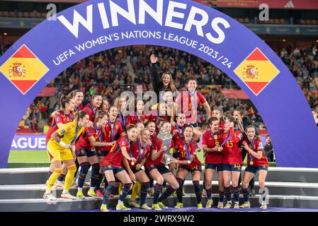 Irene Pareces (4) ist kurz davor, die Trophäe während der Feier zu gewinnen, nachdem sie Siegerin (Campeonas) der ersten UEFA-Frauenliga war, die nach einem Frauenfußballspiel zwischen Spanien und Frankreich im Finale der UEFA Women's Nations League am Mittwoch, den 28. Februar 2024 in Sevilla, España, dargestellt wurde. FOTO Adelina Cobos Credit: Sportpix/Alamy Live News Stockfoto
