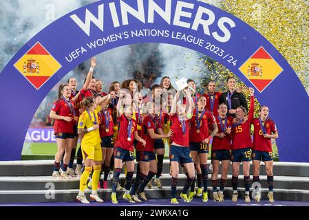 Irene Pareces (4) von Lifts Trophäe und Spanien feiert als Siegerin (Campeonas) der ersten UEFA-Frauenliga, die nach einem Frauenfußballspiel zwischen Spanien und Frankreich im Finale der UEFA Women's Nations League am Mittwoch, den 28. Februar 2024 in Sevilla, España, dargestellt wurde. FOTO Adelina Cobos Credit: Sportpix/Alamy Live News Stockfoto