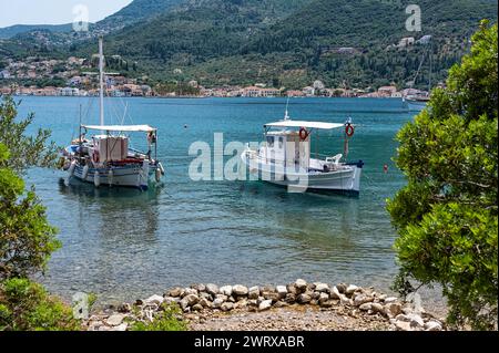 Traditionelle Holzfischboote am Hafen von Vathy in Ithaka, Griechenland Stockfoto