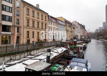 Berlin, Deutschland - 16. Dezember 2021: Straßenblick von Berlin. Gebäude und Stadtbild an der Spree. Stockfoto