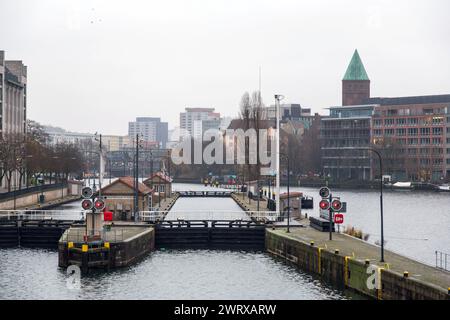 Berlin, Deutschland - 16. Dezember 2021: Straßenblick von Berlin. Gebäude und Stadtbild an der Spree. Stockfoto