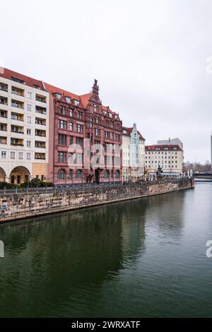 Berlin, Deutschland - 16. Dezember 2021: Straßenblick von Berlin. Gebäude und Stadtbild an der Spree. Stockfoto