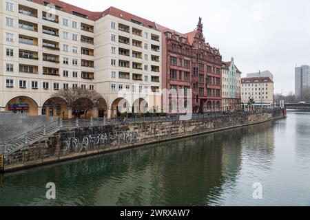 Berlin, Deutschland - 16. Dezember 2021: Straßenblick von Berlin. Gebäude und Stadtbild an der Spree. Stockfoto