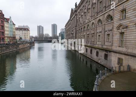 Berlin, Deutschland - 16. Dezember 2021: Straßenblick von Berlin. Gebäude und Stadtbild an der Spree. Stockfoto