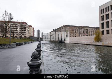 Berlin, Deutschland - 16. Dezember 2021: Straßenblick von Berlin. Gebäude und Stadtbild an der Spree. Stockfoto